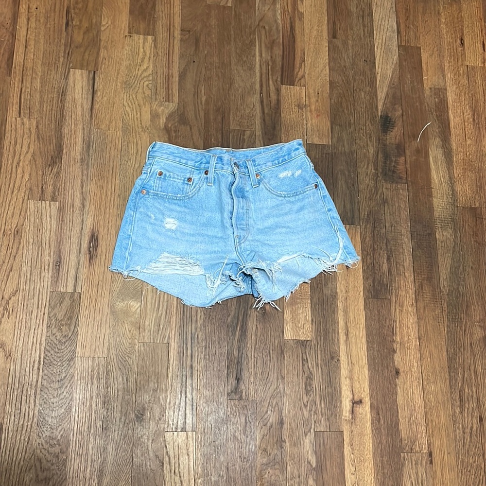 Women’s Levis 27 Inch Waist 501 Light Wash Shorts